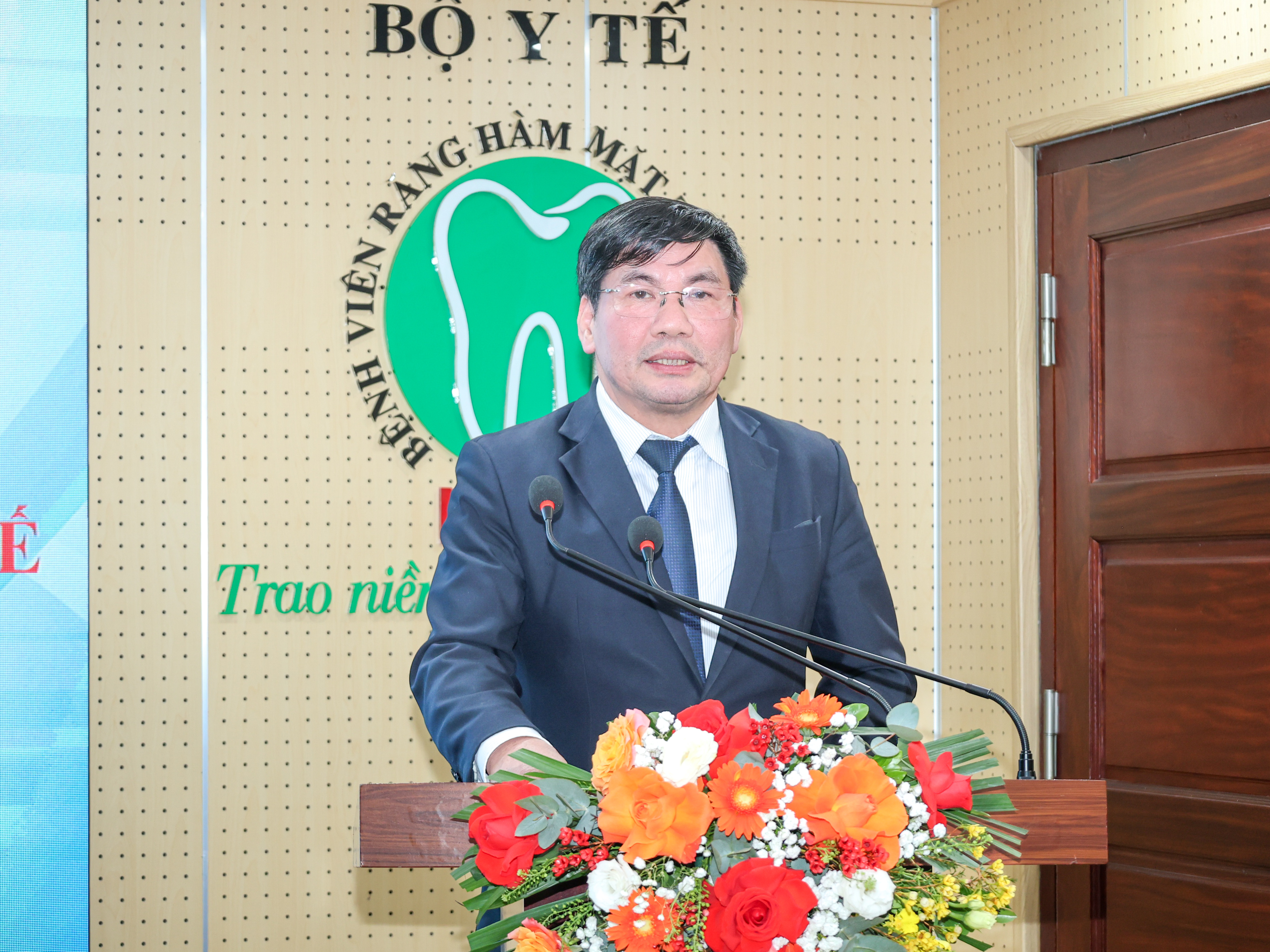 TS.BS Nguyễn Hồng Sơn, Vụ trưởng Vụ Tổ chức cán bộ, Bộ Y tế công bố Quyết định của Bộ trưởng Bộ Y tế bổ nhiệm Phó Giám đốc phụ trách kinh tế PGS.TS. Lê Ngọc Tuyến